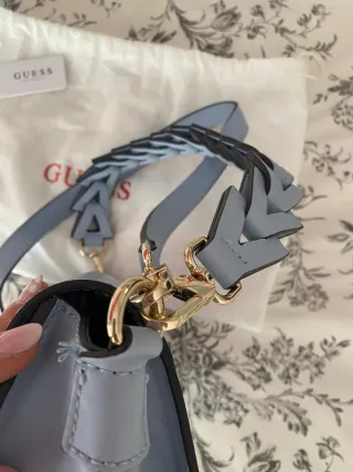 Bolso bandolera Guess azul, detalles en dorado.