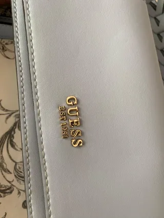 Bolso bandolera Guess azul, detalles en dorado.