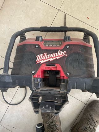 Milwaukee Radio y Cargador