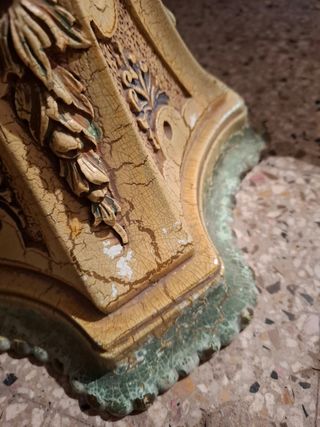 Colonna antica in marmo con decorazioni