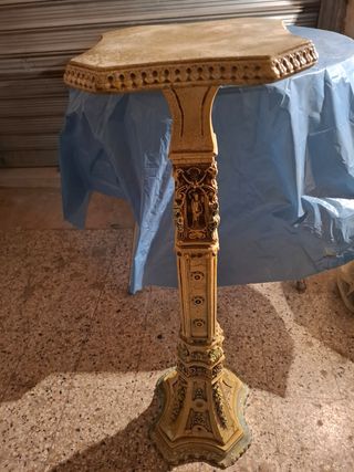 Colonna antica in marmo con decorazioni