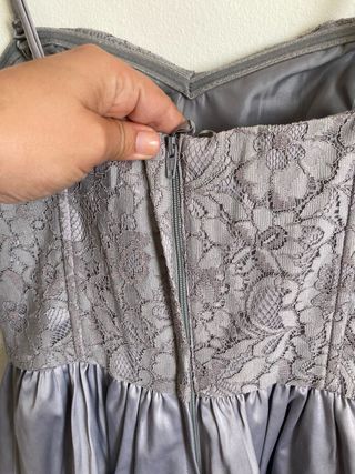Vestido gris de encaje y satén