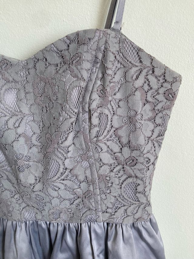 Vestido gris de encaje y satén