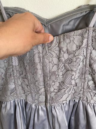 Vestido gris de encaje y satén
