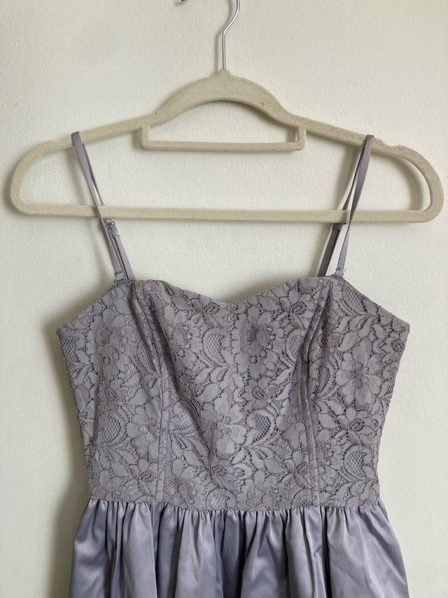 Vestido gris de encaje y satén