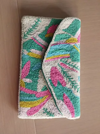 Bolso de mano con abalorios