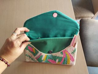 Bolso de mano con abalorios