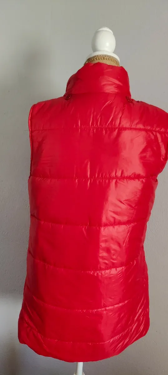 Chaleco acolchado rojo con capucha
