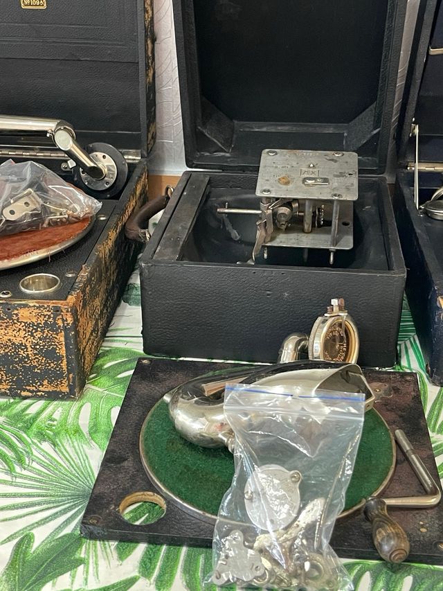 Tres gramófonos antiguos