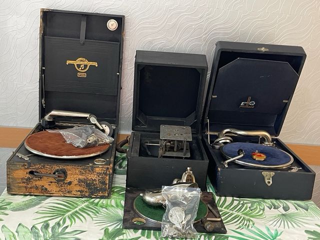 Tres gramófonos antiguos