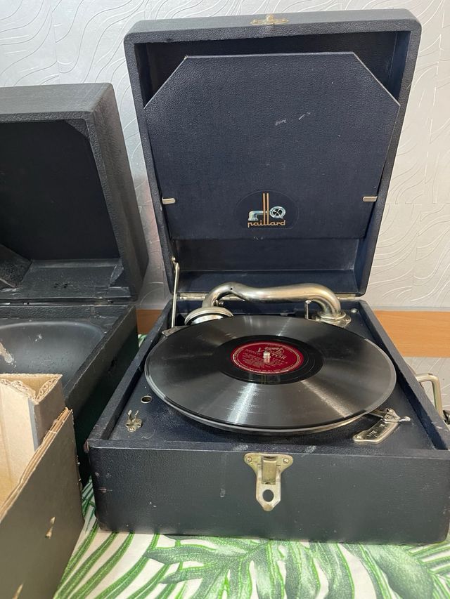 Tres gramófonos antiguos