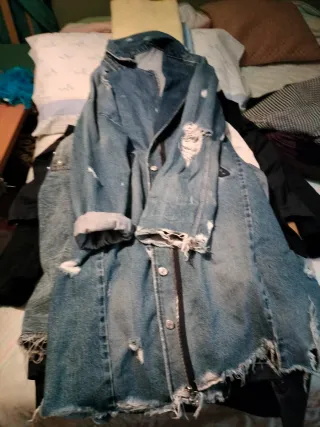 Gabardina vaquera Zara desgastada