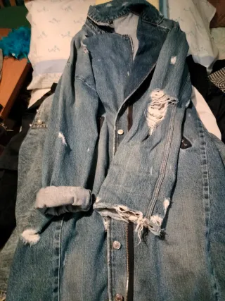 Gabardina vaquera Zara desgastada