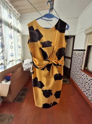 Vestido amarillo con estampado floral negro