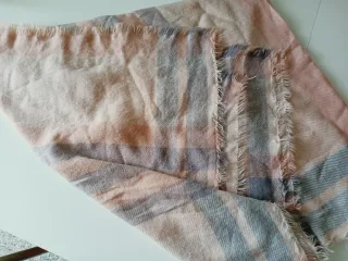 Bufanda a cuadros rosa y gris