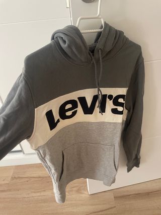 Sudadera Levi's gris y blanca con logo