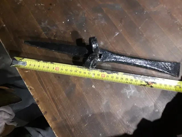 Martillo y yunke antiguo para afilar guadaña