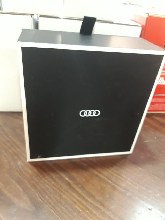 Caja Audi Negra