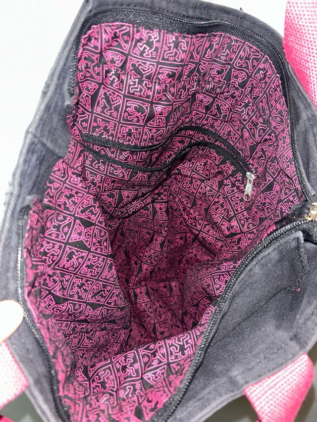 Bolso negro y rosa con estampado