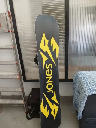 Tabla de Snowboard Jones Negra y Amarilla