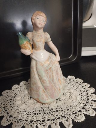 Doncella con botijo porcelana Inglés