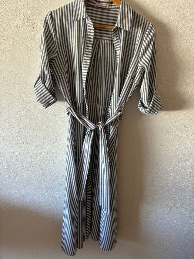 Vestido listrado cinza e branco