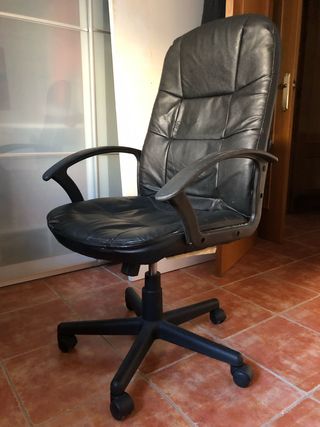 Silla de oficina giratoria negra