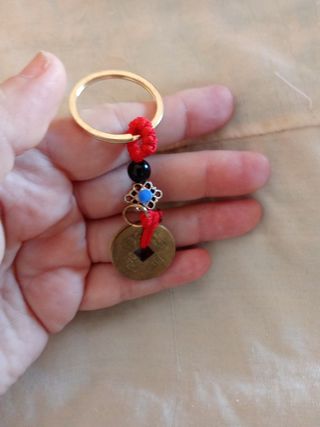 Llavero moneda china
