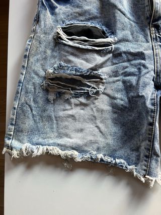 Pantalón corto vaquero desgastado