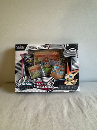 Caja Ilustración Victini Pokémon TCG