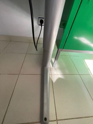 Mesa esquinera despacho IKEA beige.