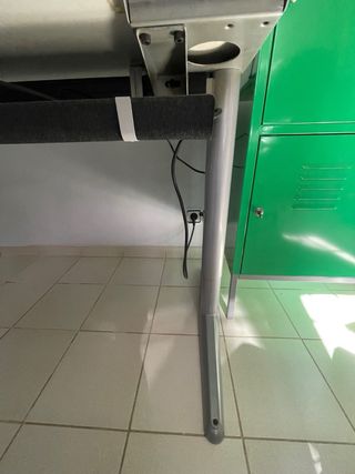 Mesa esquinera despacho IKEA beige.