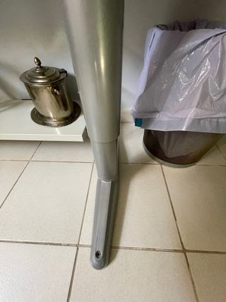 Mesa esquinera despacho IKEA beige.