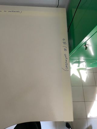 Mesa esquinera despacho IKEA beige.