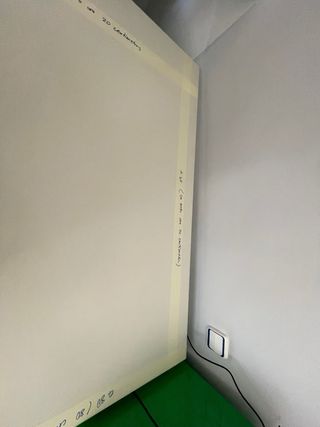 Mesa esquinera despacho IKEA beige.