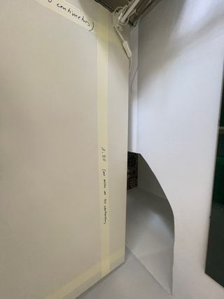 Mesa esquinera despacho IKEA beige.