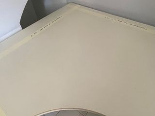 Mesa esquinera despacho IKEA beige.