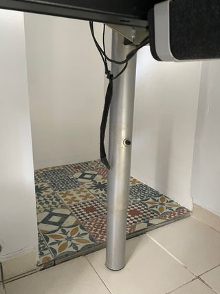 Mesa esquinera despacho IKEA beige.