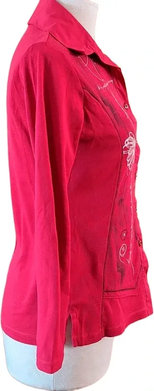 Camisa roja con estampado de letras