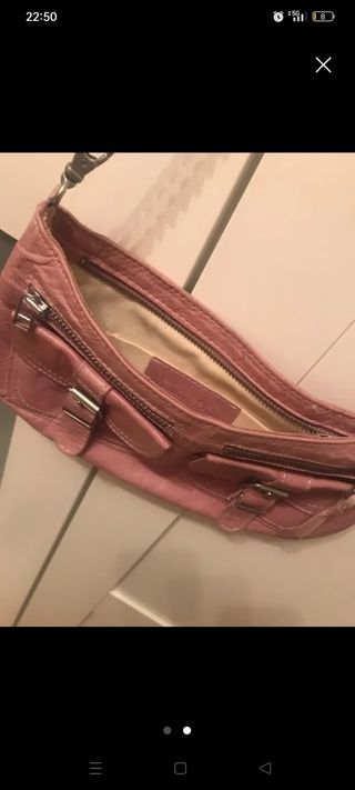 Bolso de piel rosa con cadena