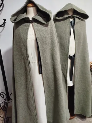 Capa medieval con capucha verde