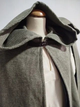 Capa medieval con capucha verde