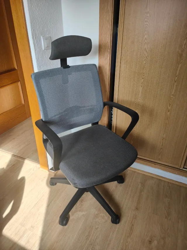 Silla de oficina ergonómica gris