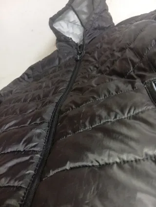 Chaqueta negra con capucha