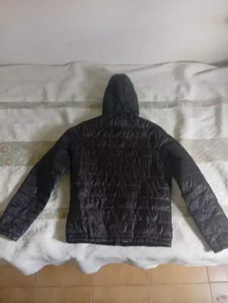 Chaqueta negra con capucha