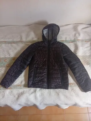 Chaqueta negra con capucha