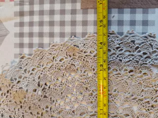 Naperon de mesa redonda bege em renda