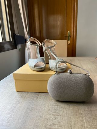 Tacones y bolso Menbur plateados
