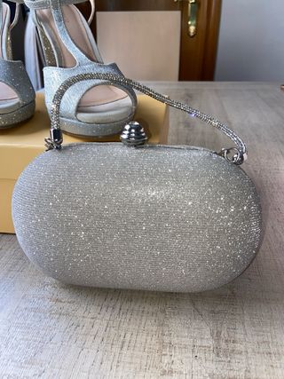 Tacones y bolso Menbur plateados