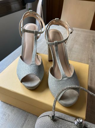 Tacones y bolso Menbur plateados